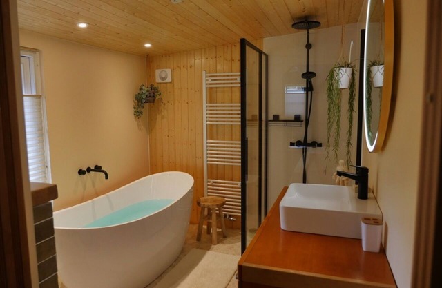 The Sunbird Inn, with luxury bathroom in quiet resort with many amenities