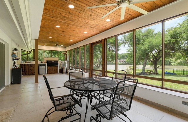 The Sunroom Villa on the Lake