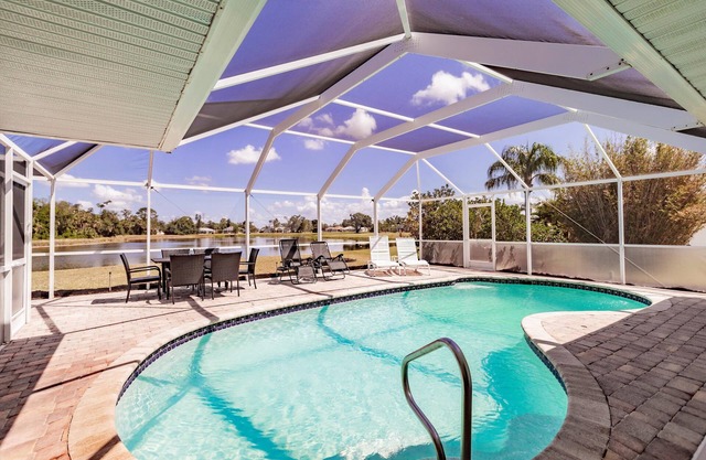The Sunset Lake House/heated pool/pool table/4 bed/2 bath