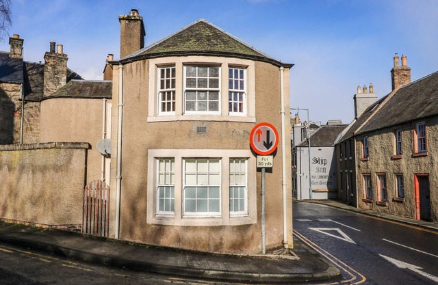 THE TOLL HOUSE, pet friendly, character holiday cottage in Melrose