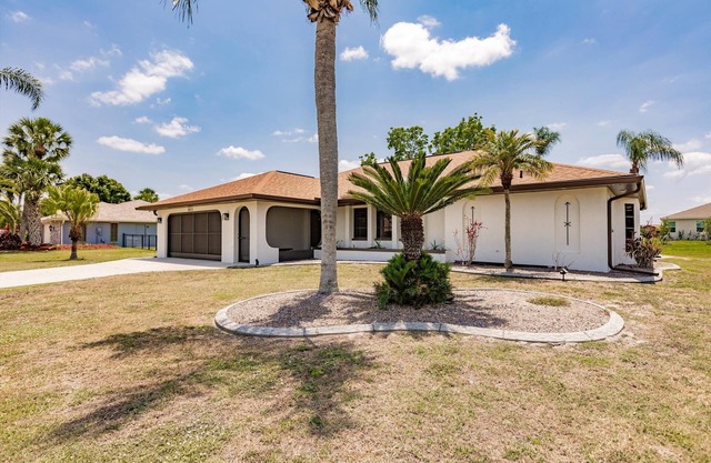The Tropical House - heated pool/3 bed, 2 bath