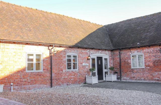THE TURNIP HOUSE, pet friendly, luxury holiday cottage in Westhope
