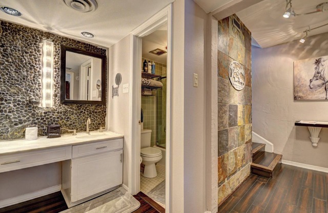 The Two-Step Retreat : Poolside Comfort Near Arlington