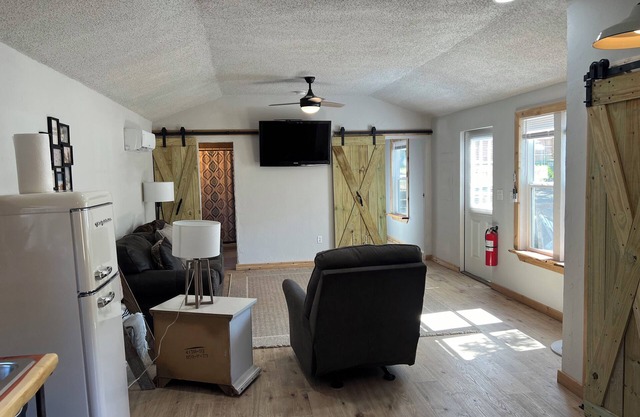 The Unplug & Unwind Cabin - Pet Friendly