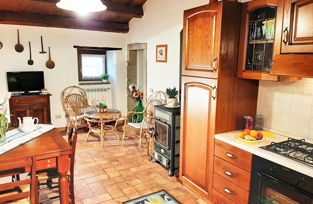 THE VAT -BEAUTIFUL RUSTIC STONE COTTAGE