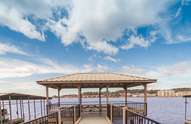 "The Veranda" Lake Hamilton Retreat for 6: Great sunsets and fireworks views!