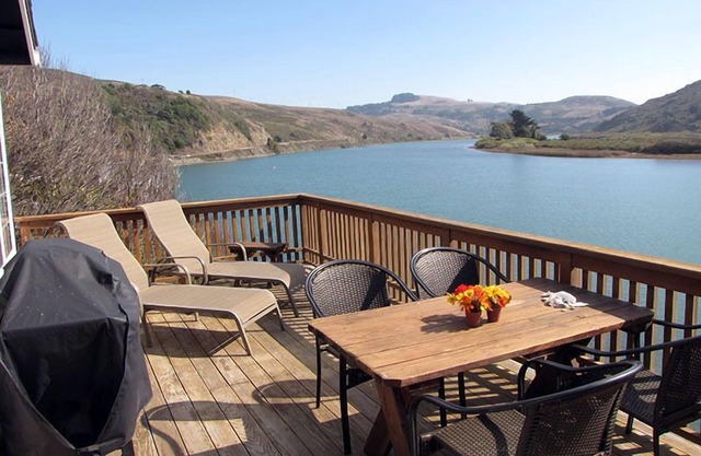 The Viking House-Charming Riverfront Home Breathtaking Views Amenities Starlink