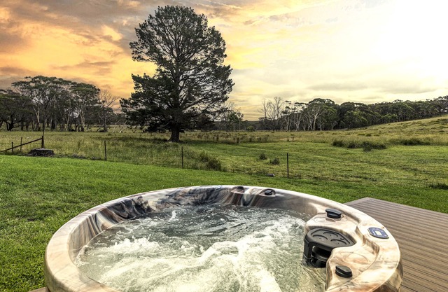 The Villa @ The Vale Penrose - Country chic private Villa with outdoor Spa