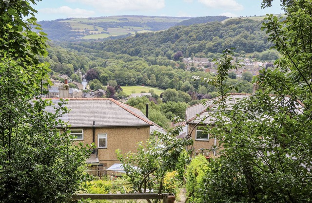 THE VISTA, family friendly, with a garden in Hebden Bridge
