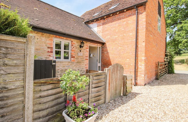 THE WAIN HOUSE, pet friendly, character holiday cottage in Westhope