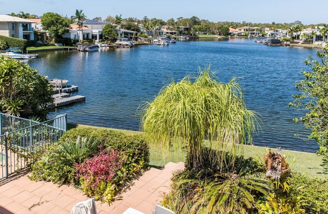 The Waterfront - 4-bedroom waterfront home + pool