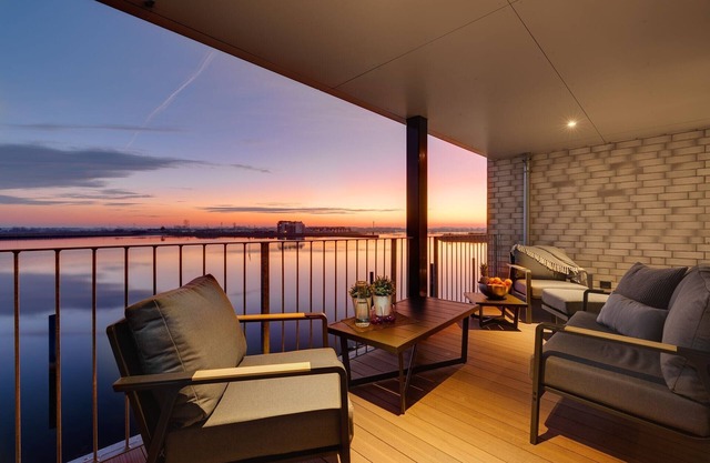 The Wave: luxury holiday apartment right on the water with heated lounger, sauna and fireplace
