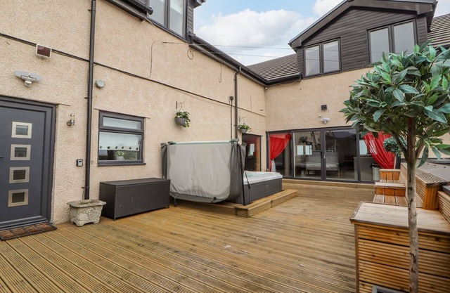 THE WENDOVER, pet friendly, luxury holiday cottage in Towyn