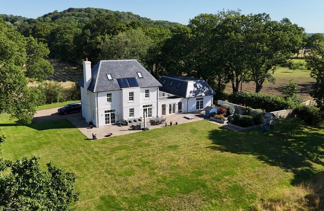 The White House - Bordon - sleeps 10 guests in 5 bedrooms