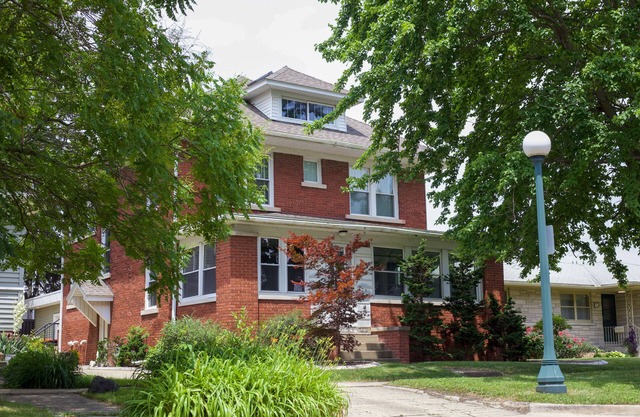 The White House, pet friendly home in downtown CU