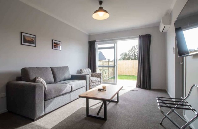 The Window Seat - pet-friendly 1BR apartment