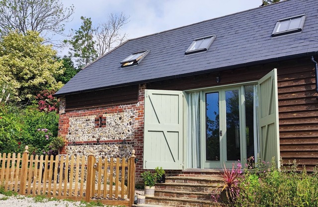 The Workshop - sleeps 2+1 guests in 1 bedroom. Set in a stunning AONB in Kent
