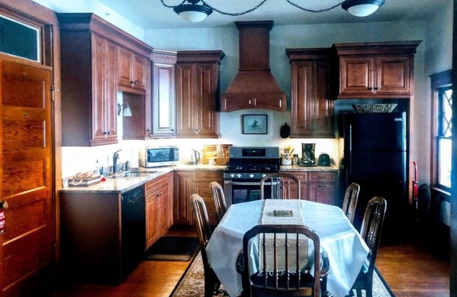 Thee Forks Mt. Historic 1910 Bryant Hotel 28 Minutes From Bozeman Montana