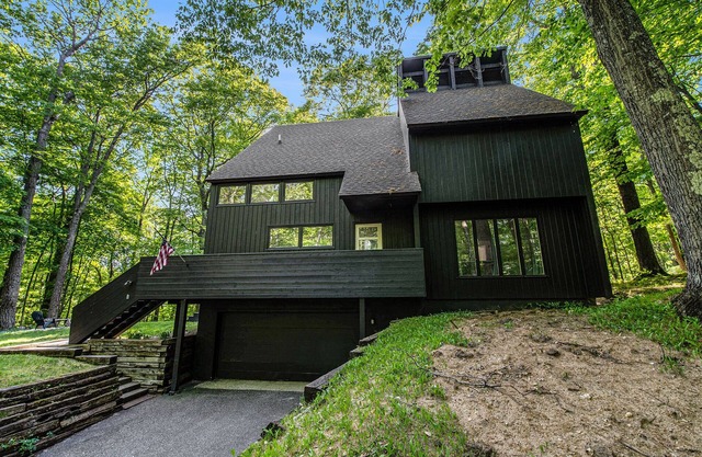 This 3bd with a loft house in Harbor Springs, Michigan, is an ideal retreat for the whole family