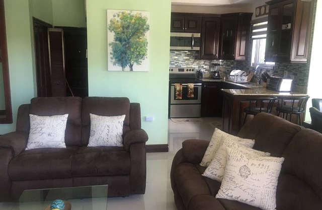 This Apartment is located in the Kingston 6 area .