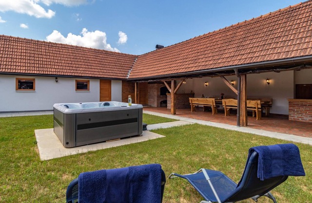 This beautifully furnished cottage with hydromassage and sauna is located in a beautiful natural env