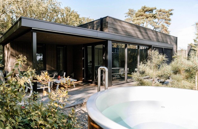 This Eco-Lode is furnished for six persons as well but also has an extra hot tub. This means you can relax completely from your own patio and grab your own wellness moment!