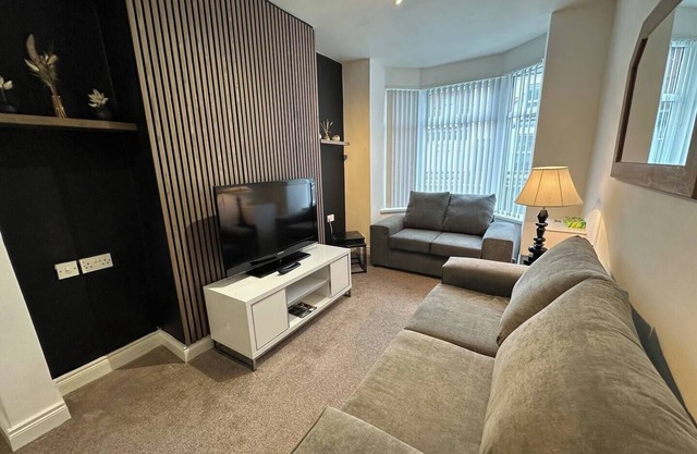 This house is a 2 bedroom(s), 1 bathrooms, located in Belfast, Northern Ireland.