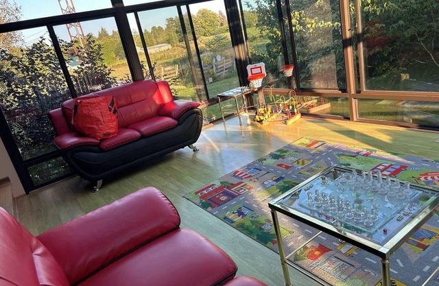 This house is a 2 bedroom(s), 1.5 bathrooms, located in Grafton, ON.