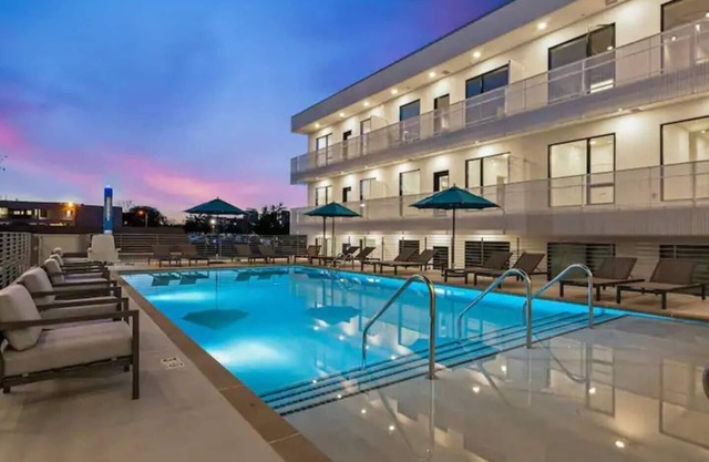 This modern 1-bedroom, 1-bath condo is located in the heart of Downtown, just 1.2 miles from Broadway’s live music, incredible dining, and local attractions. Perfect for couples, solo travelers, or business guests.