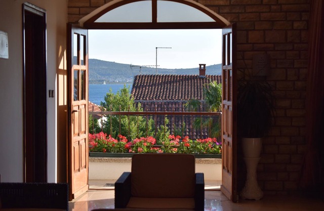 Three bedroom apartment with balcony and sea view Sveti Filip i Jakov, Biograd (A-4299-a)