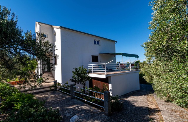 Three bedroom apartment with terrace and sea view Račišće, Korčula (A-20001-a)