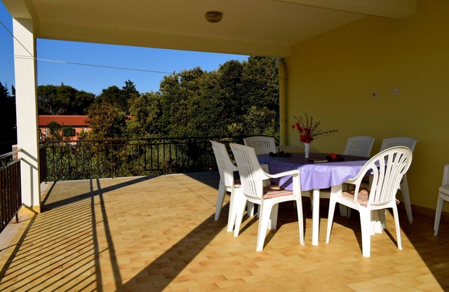 Three bedroom apartment with terrace and sea view Ugljan (A-8493-a)
