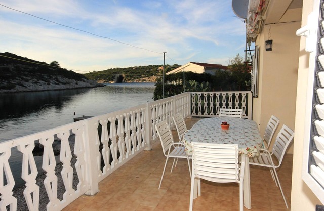 Three bedroom apartment near beach Cove Rogačić, Vis (A-2460-a)