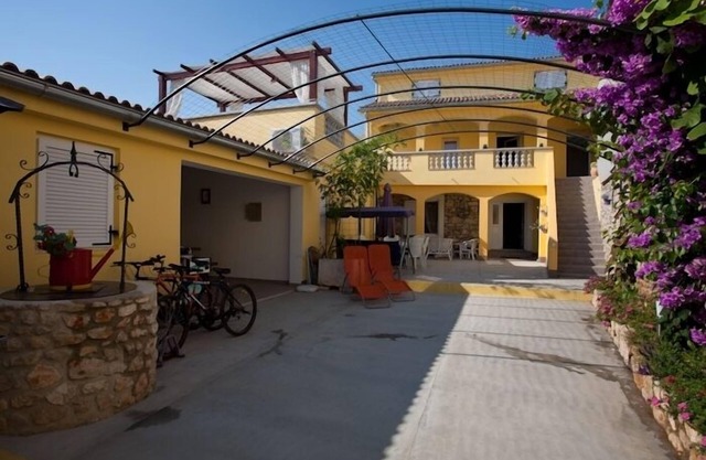 Three bedroom apartment with terrace Poljana, Ugljan (A-8523-a)