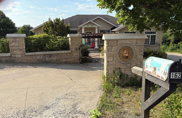 three bedroom share kitchen, dining room, leaving room, with AC in Colborne