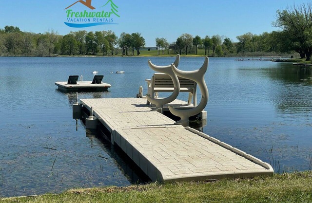 Three Swans Lakehouse:A Summer Escape with Dock & Water Toys!