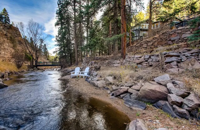 Timeless 100 Year Old Creekside Cabin near Red Rocks. King size bed.