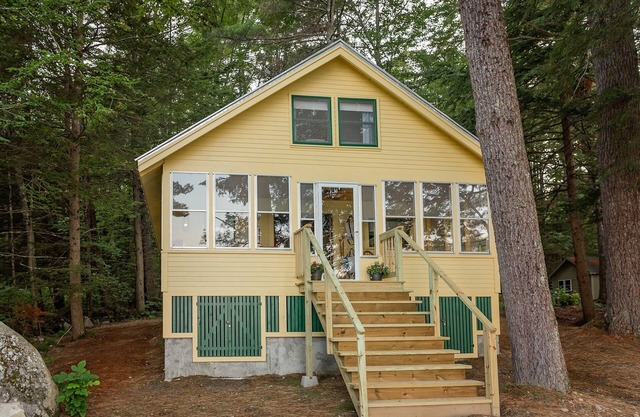 Timeless Lakefront Cottage with private dock- East Pond Belgrade Lakes Region
