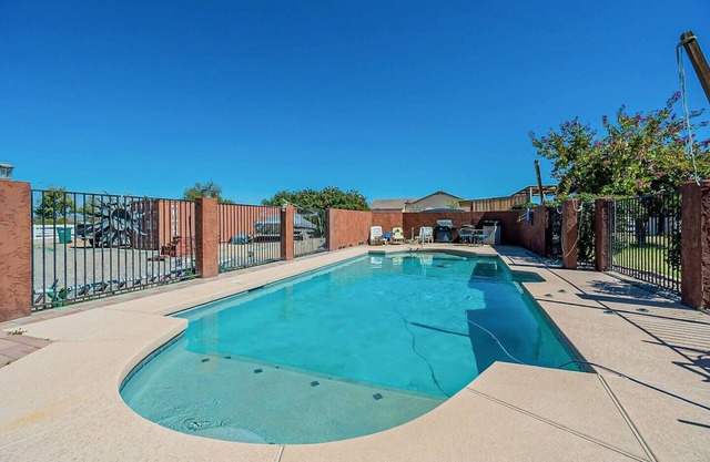 Tiny Cowboy Stay-Pool/Horse Stall/BBQ