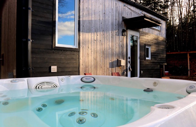 Tiny House, Entre mer et Montagne with hot tube and acces St-Laurence river