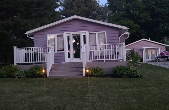 Tiny Home Guest House - just steps to Lake Erie