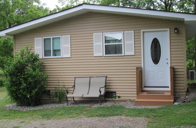 Tiny House, Comfy, dog friendly, 12 miles to Asheville. No cleaning or pet fees!