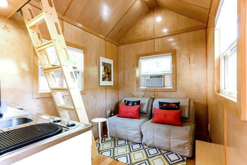 Tiny House Downtown in Walkable Location