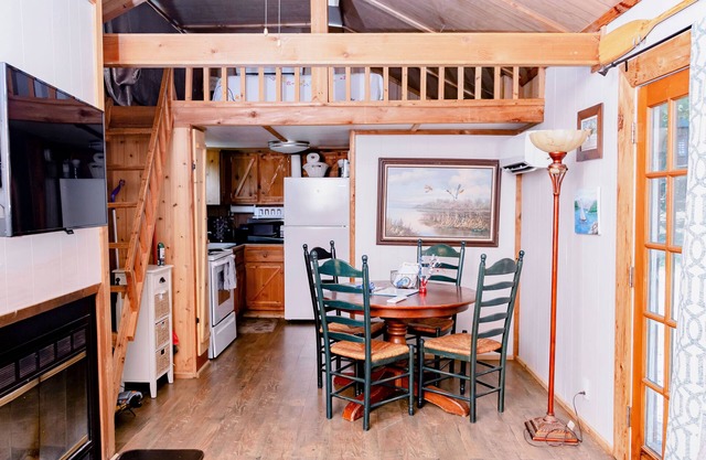 Tiny house in the woods. Pet-Friendly!