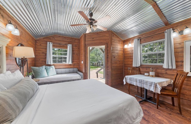 Tiny House Living on Outdoor Oasis Retreat Just 20 Minutes to Waco!