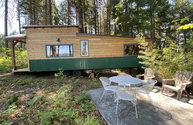 Tiny house on 6 quiet acres with outdoor nsteam sauna, and views. Pet friendly!