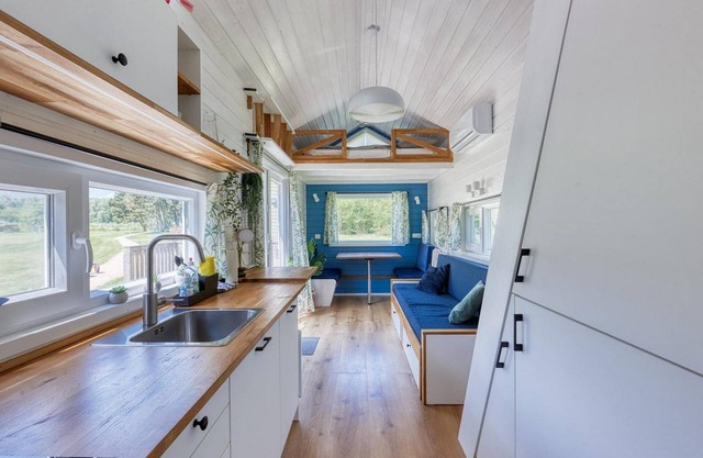 Tiny house with a maximum of 6 sleeping spots in the color blue.