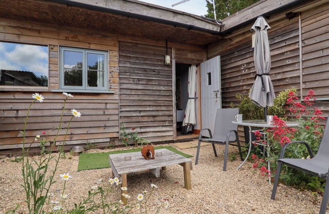 TINY WILLOW, pet friendly, with a garden in Child Okeford