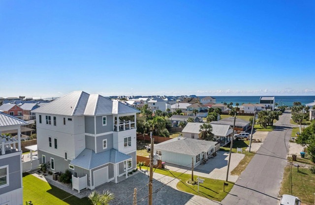 Tipsea Turtle | 1 Block to Gulf + Heated Saltwater Pool | Sleeps 22 | Game Room