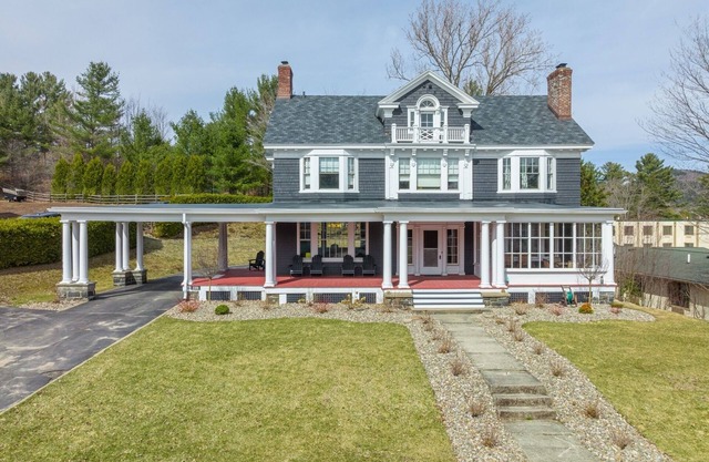 Tobias Place Off Main | 9 Bed, 4 Bath